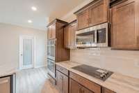 Gas Cooktop, Double Oven and a Decorative Glass Pantry Door!
