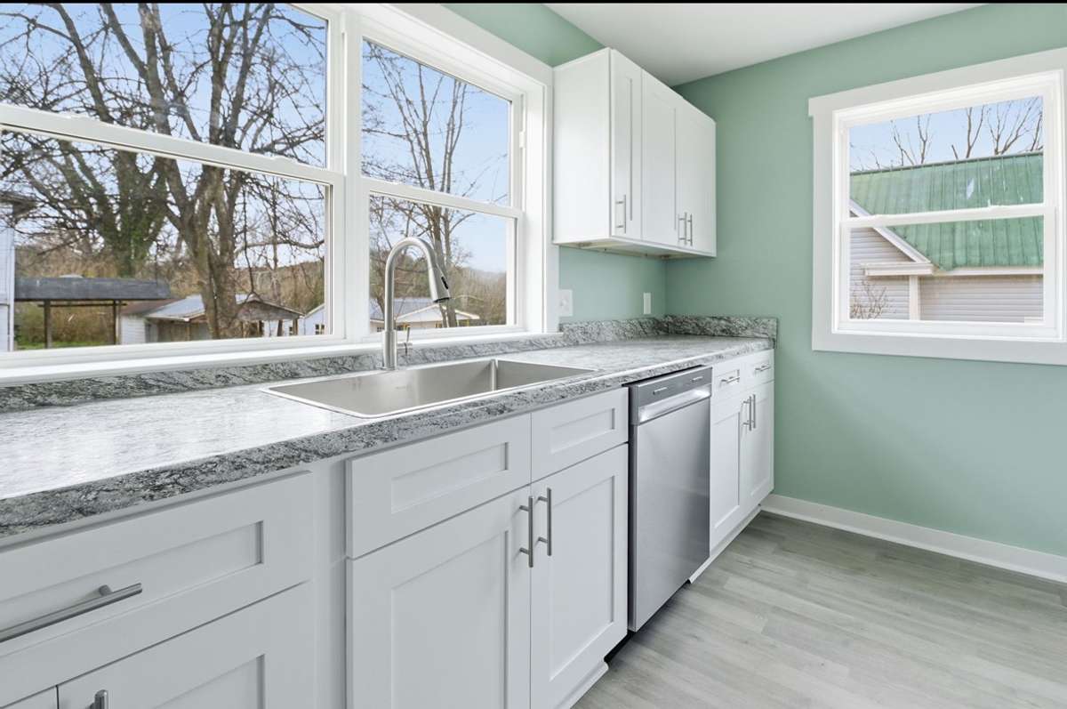 Don’t wanna feel closed in? In this kitchen, you have plenty of open window light!