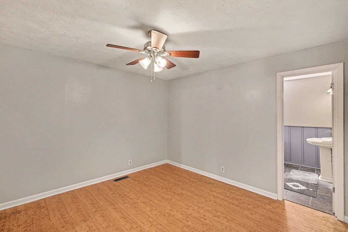 Full bathroom off primary bedroom