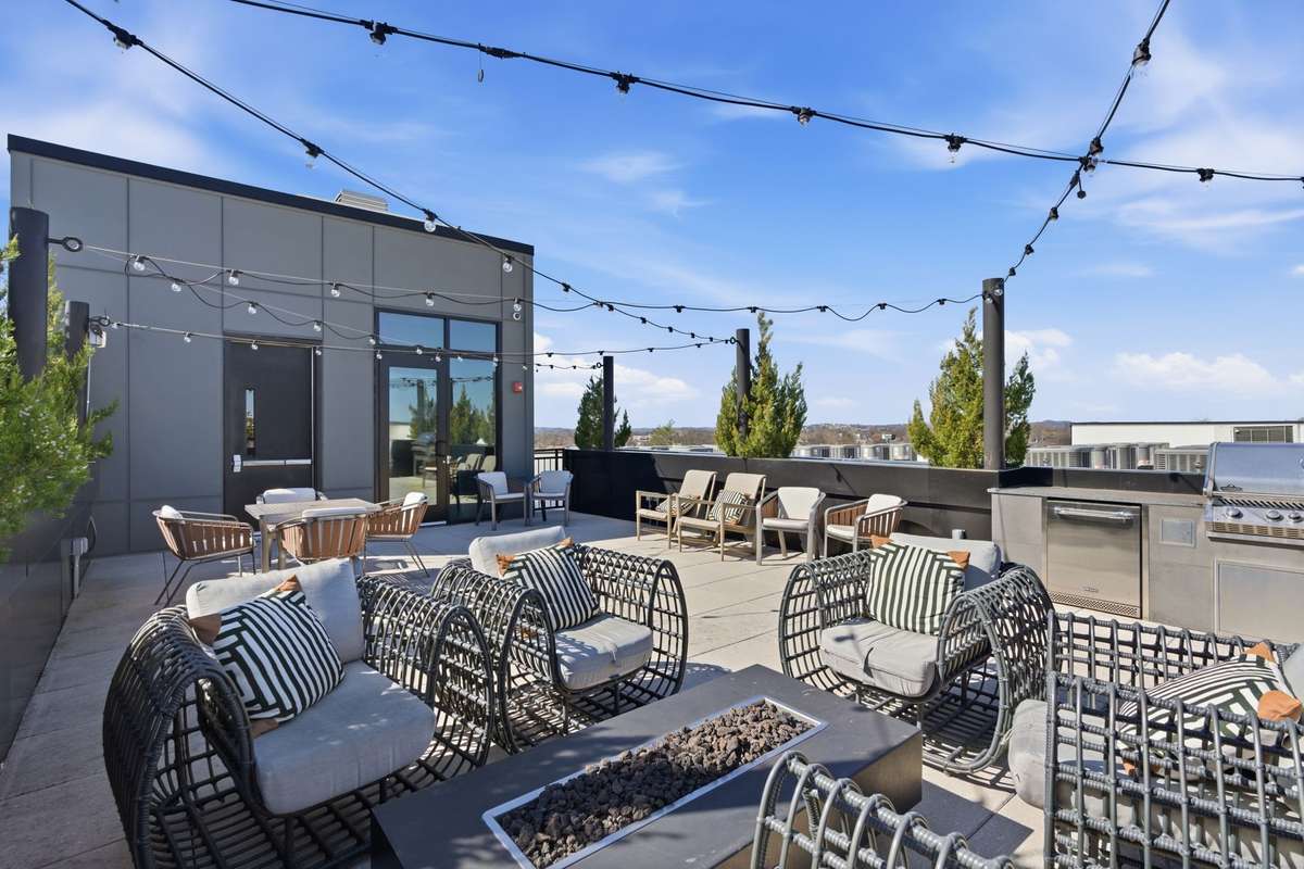 Clean, beautiful rooftop area and bbq.