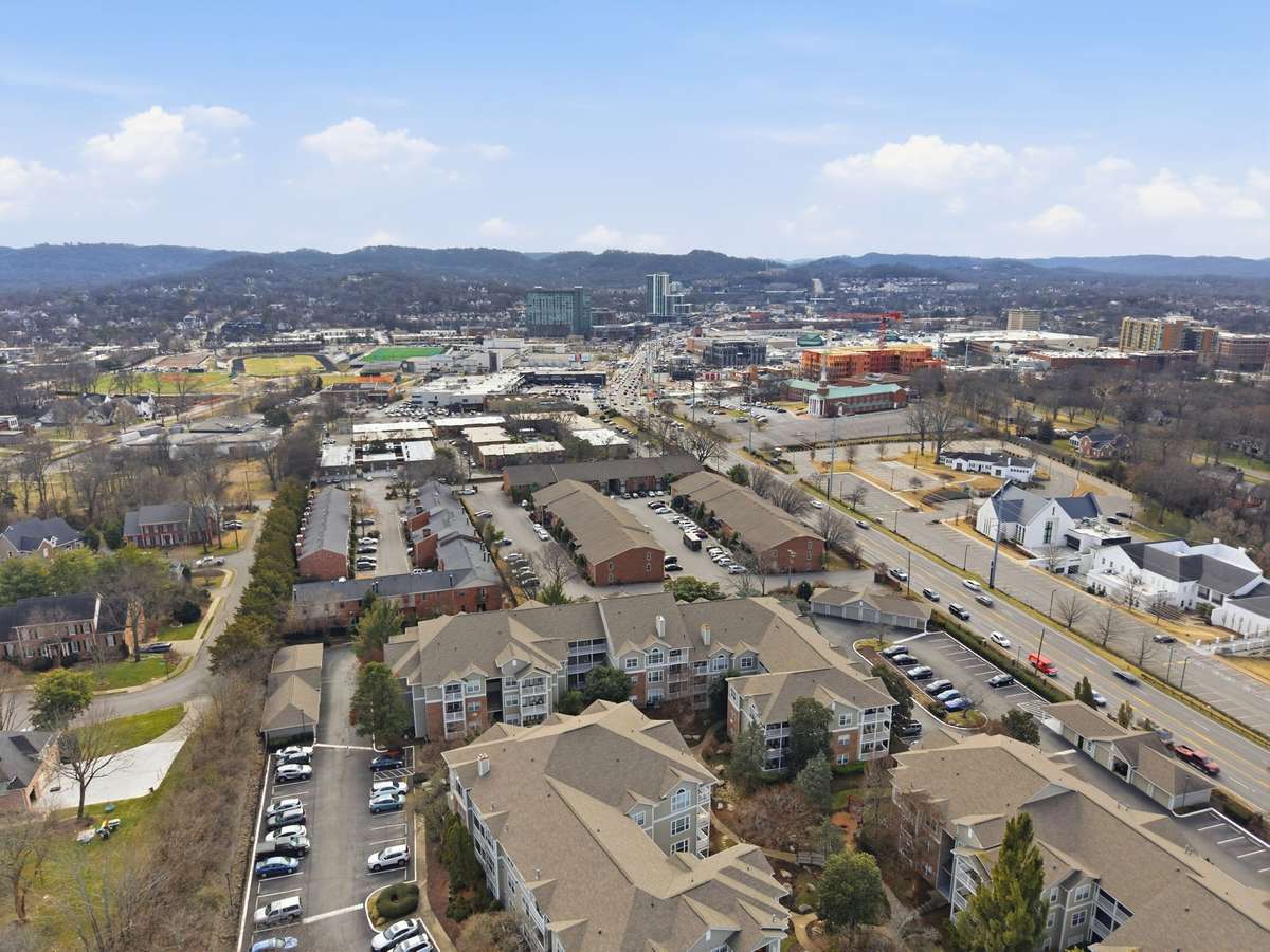 Right in the heart of Green Hills - close to shopping and restaurants