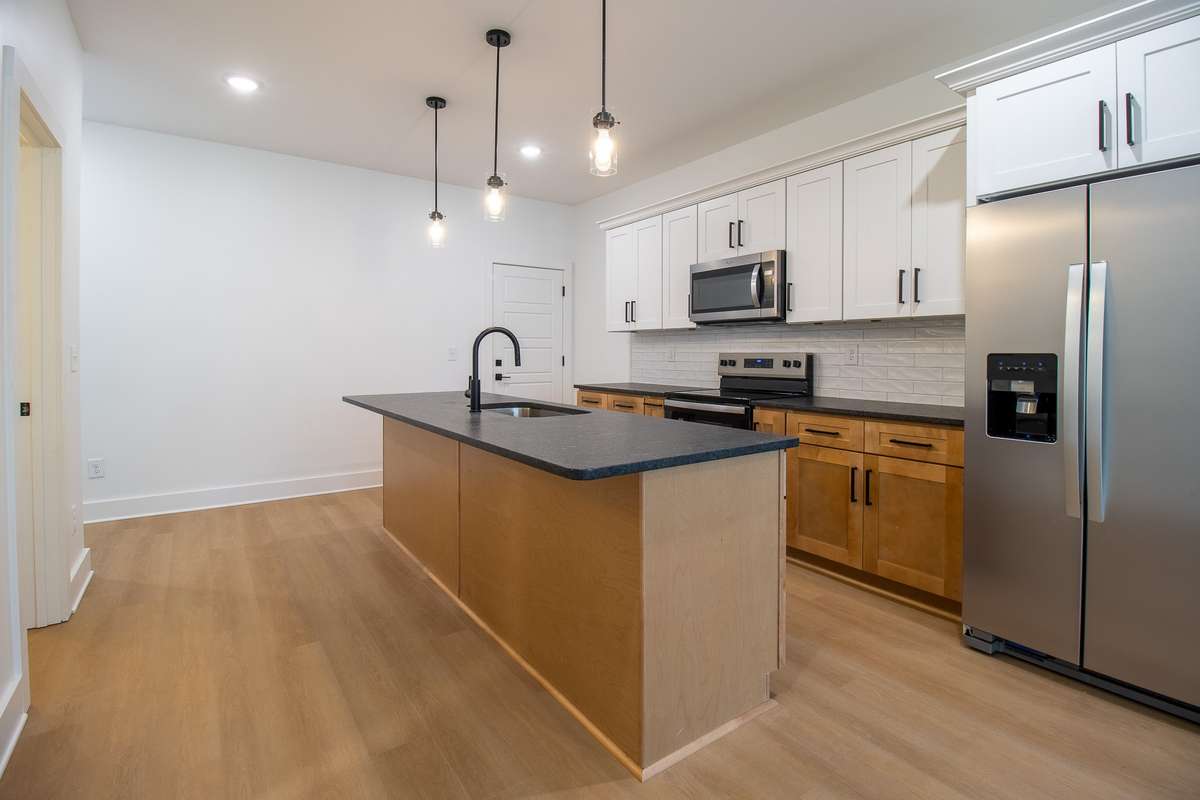 With stylish oak and white tones and matte black accents, it's the perfect blend of classic and modern styles.