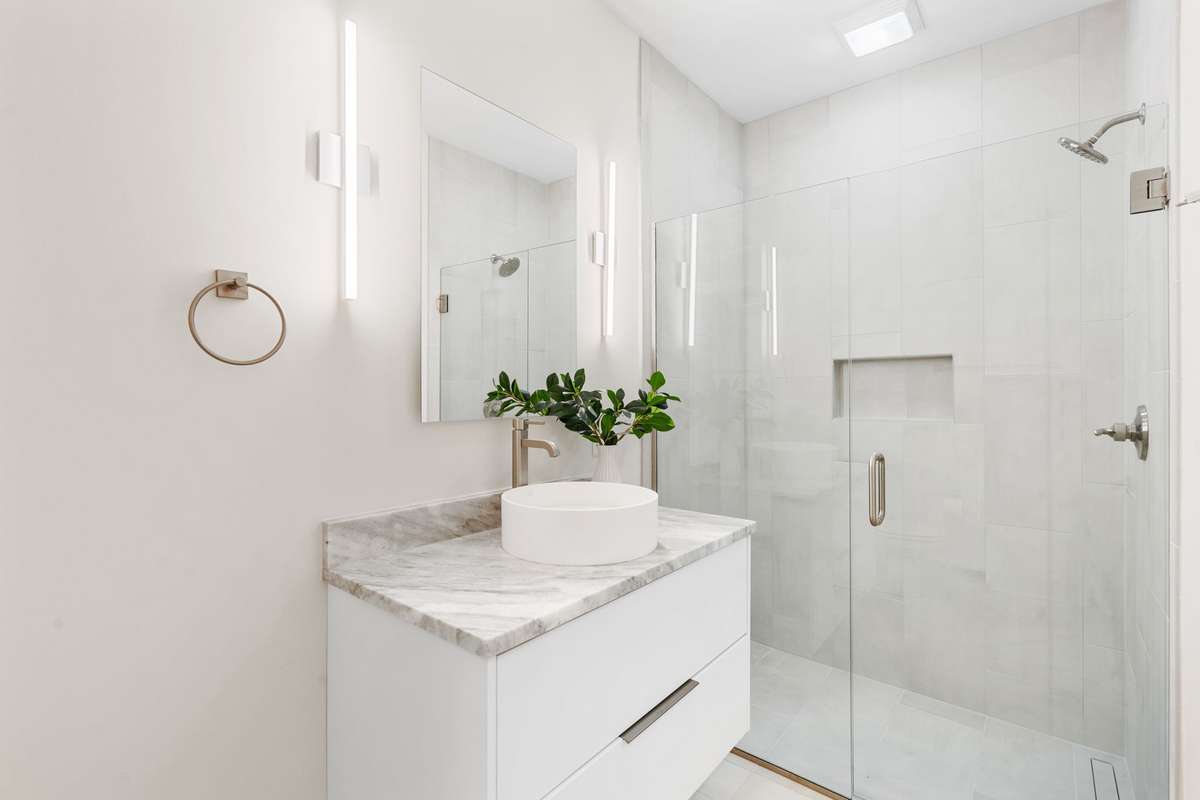 Bedroom 5 Ensuite Bath