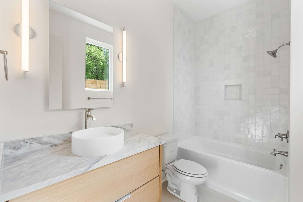 Bedroom 3 Ensuite Bath