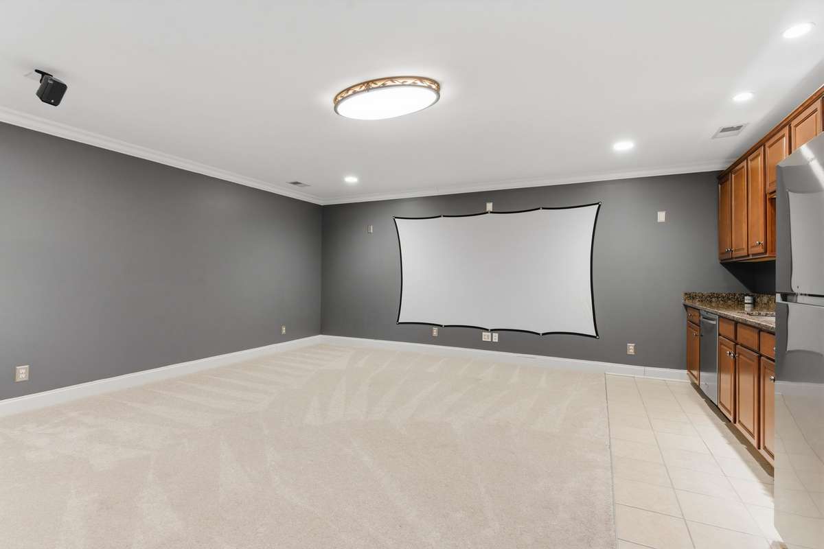 Théâtre Room with Wet Bar