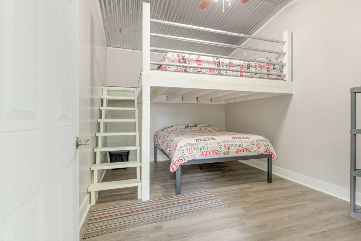 Motel 3 bedroom #3 with 2 Queen Beds!