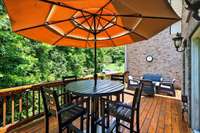 Located at 1003 Thistle Ct in Hendersonville, this beautifully updated home offers main-level living, a 3-car garage, huge bonus room, sunroom, private yard, and more—just 25 mins from Nashville and minutes to Old Hickory Lake, shopping, and dining.