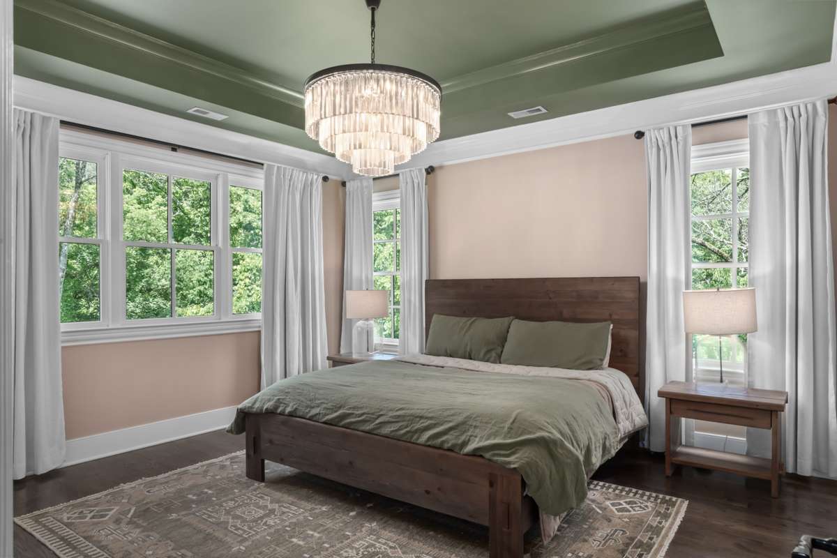 Bedroom 4. Tray ceiling, hardwoods, full bath, big closet.