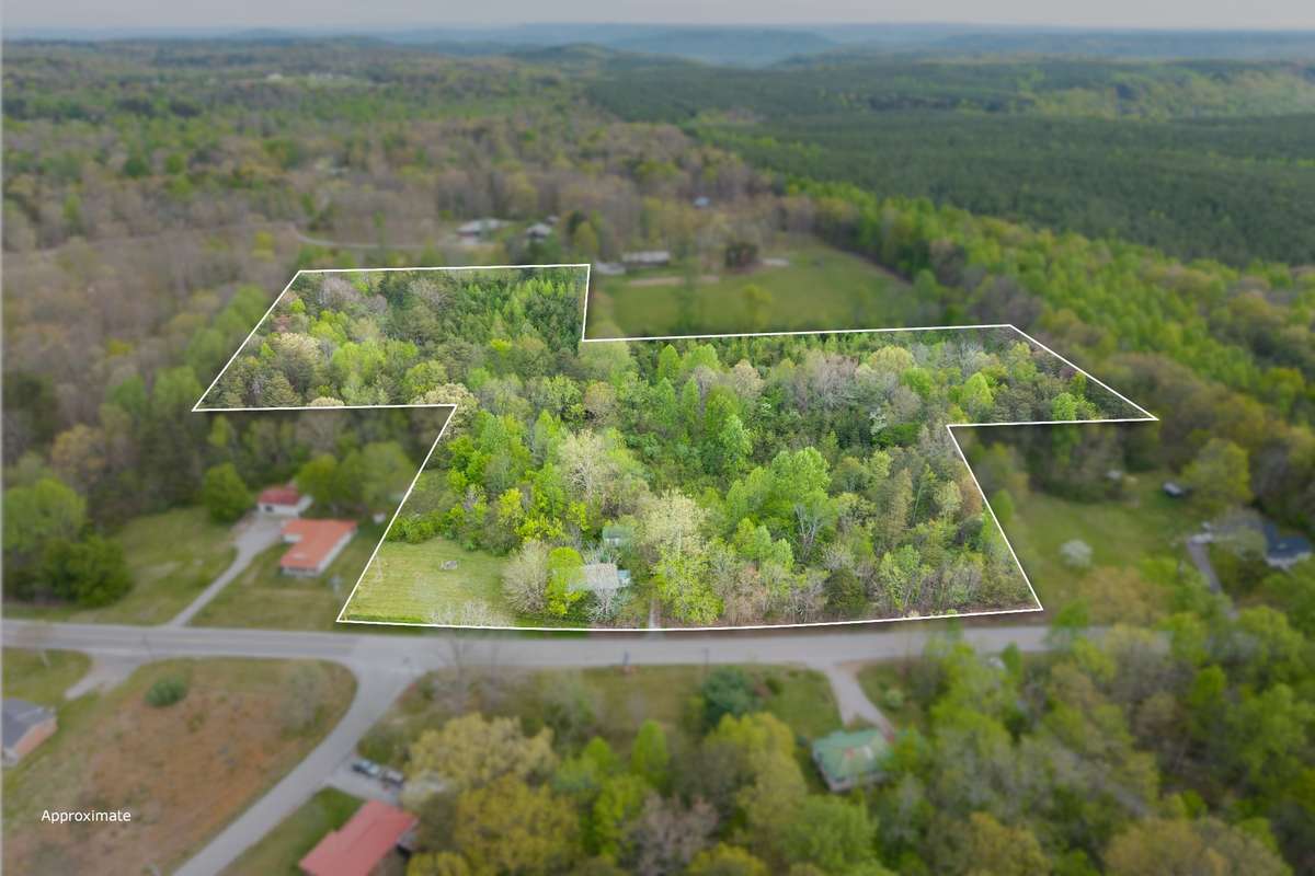 11 gorgeous acres adjoining the state of Tennessee land. minutes to Fall creek Falls state park.