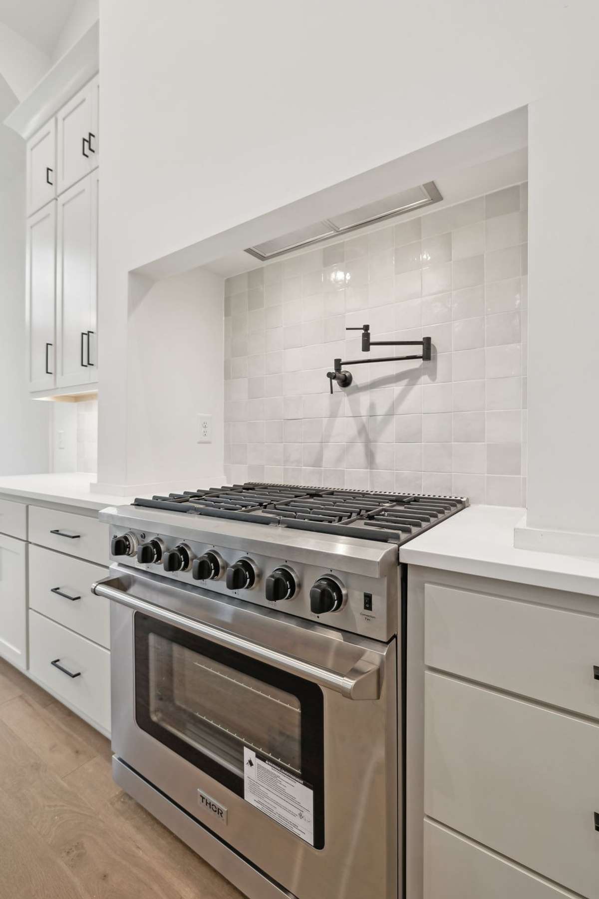 6 top gas cooktop with a pot filler