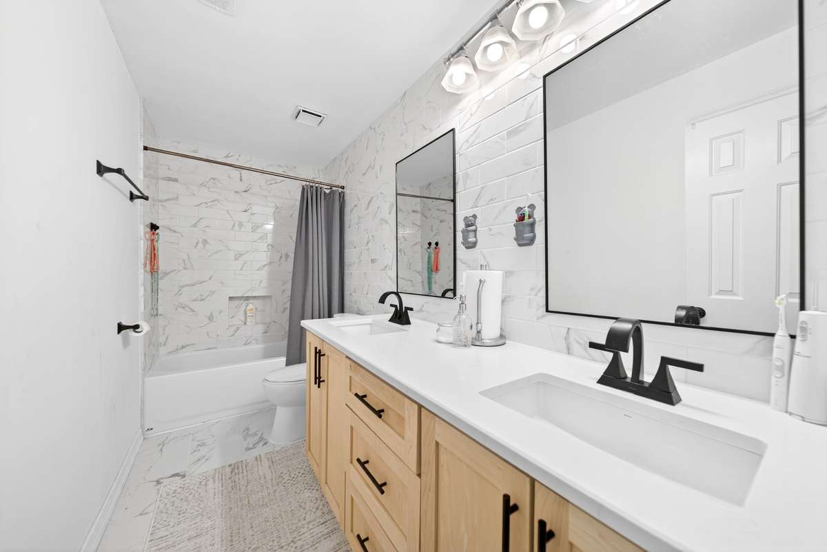 2nd Bathroom upstairs