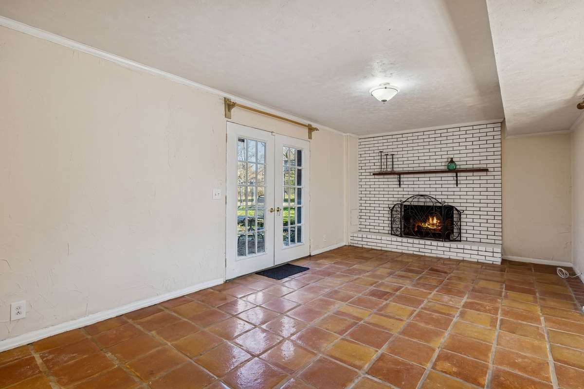 Cozy basement 23'3" x 11'5" with walkout French Doors