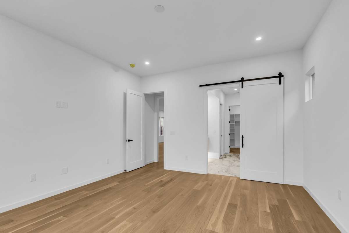 En Suite with modern barn door