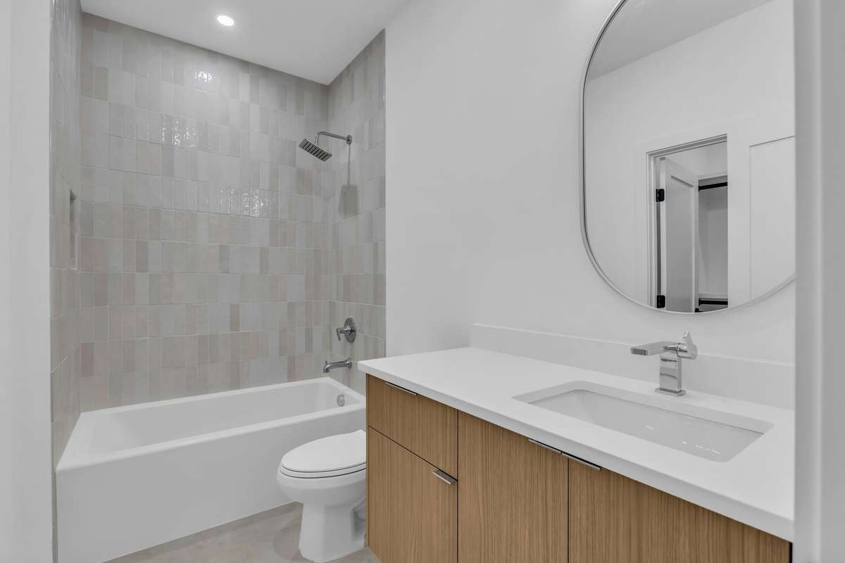 2nd Basement Bedroom en suite bath