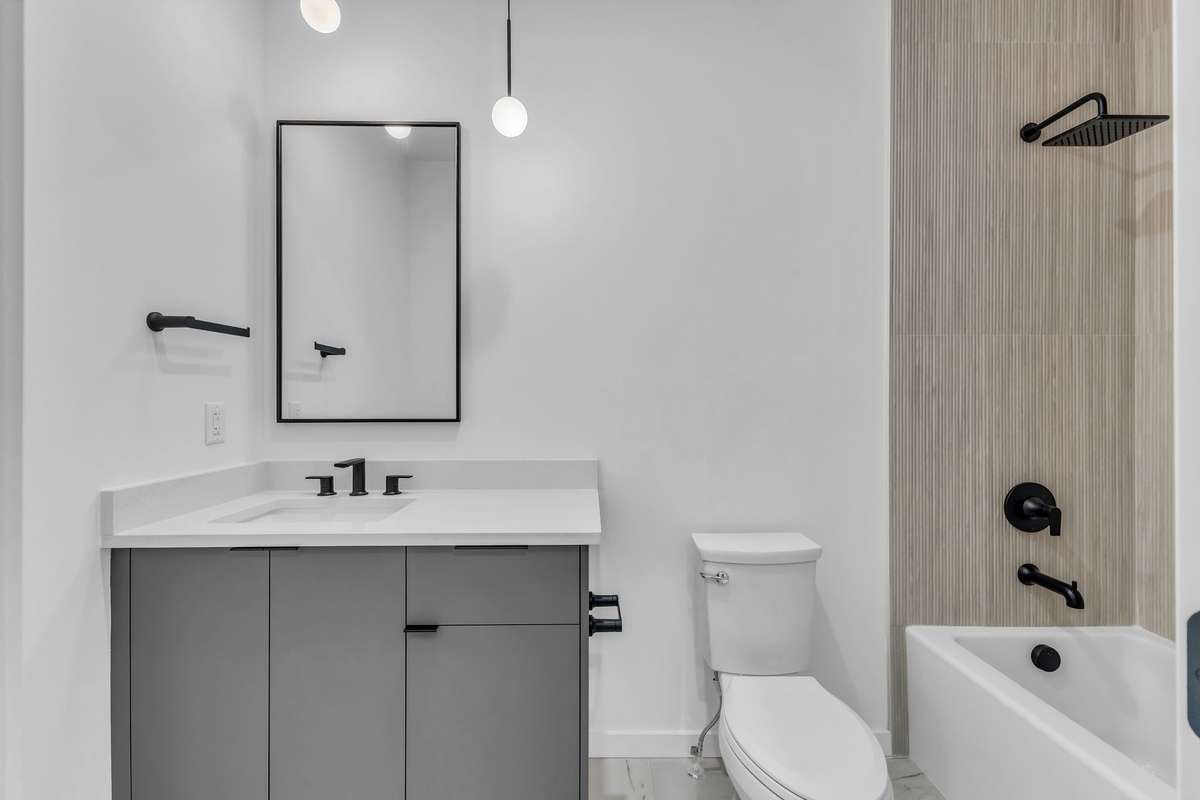 Bedroom 3 en suite bath with tub