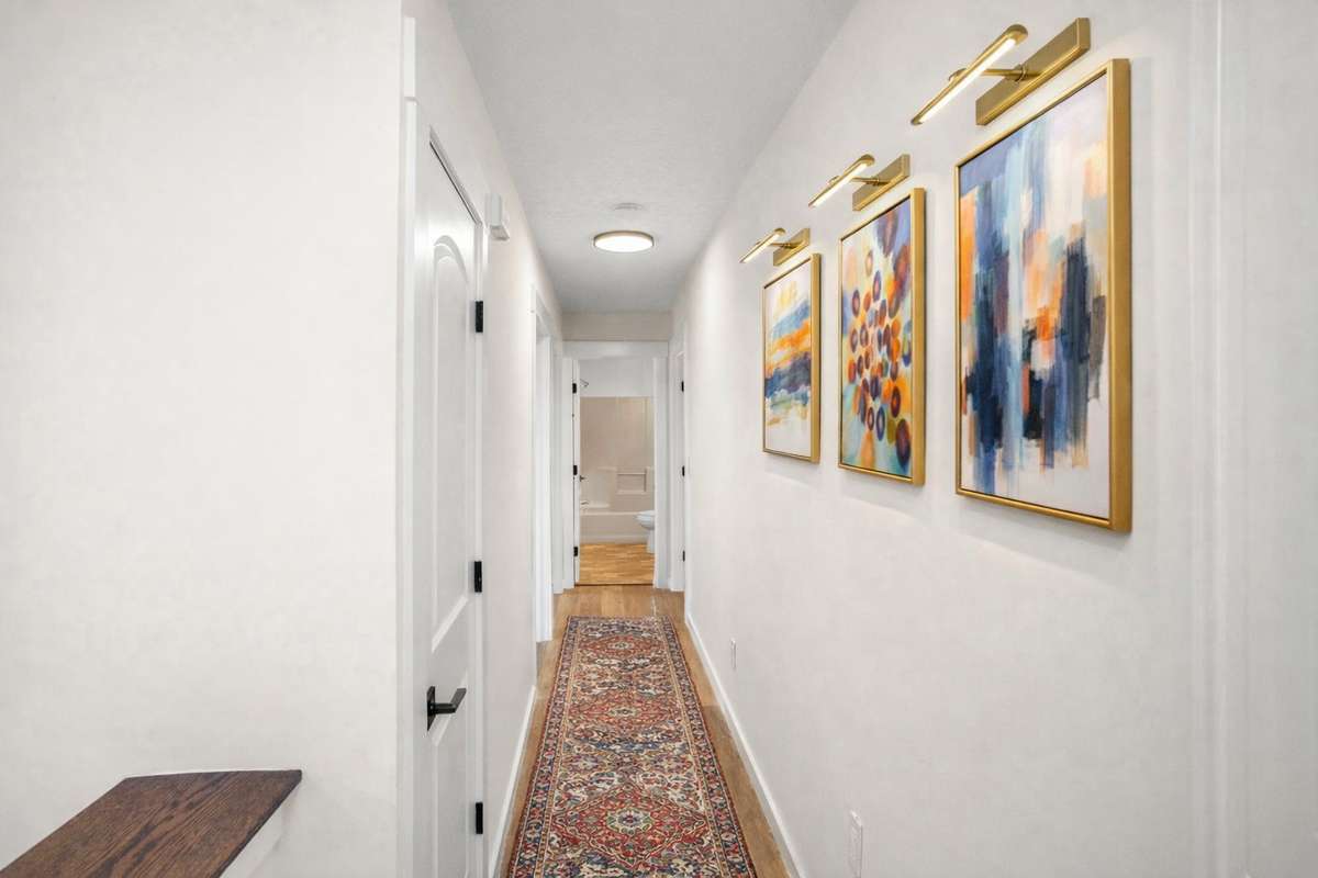 VIRTUALLY STAGED HALLWAY