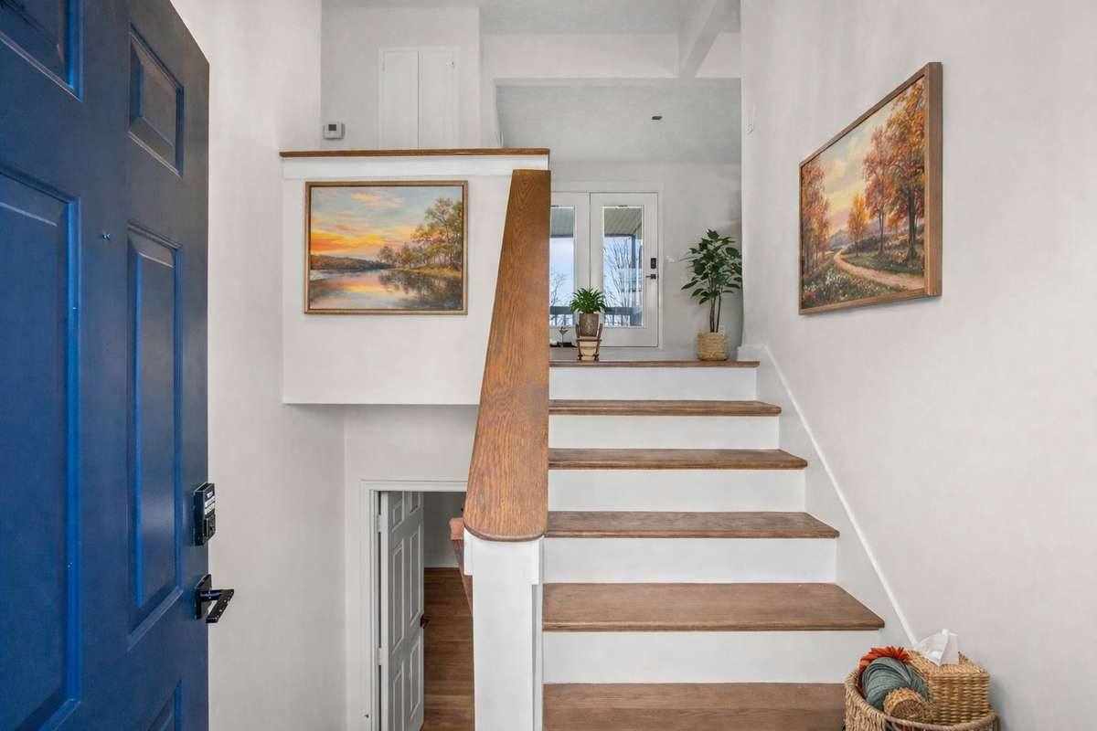 VIRTUALLY STAGED ENTRY WAY