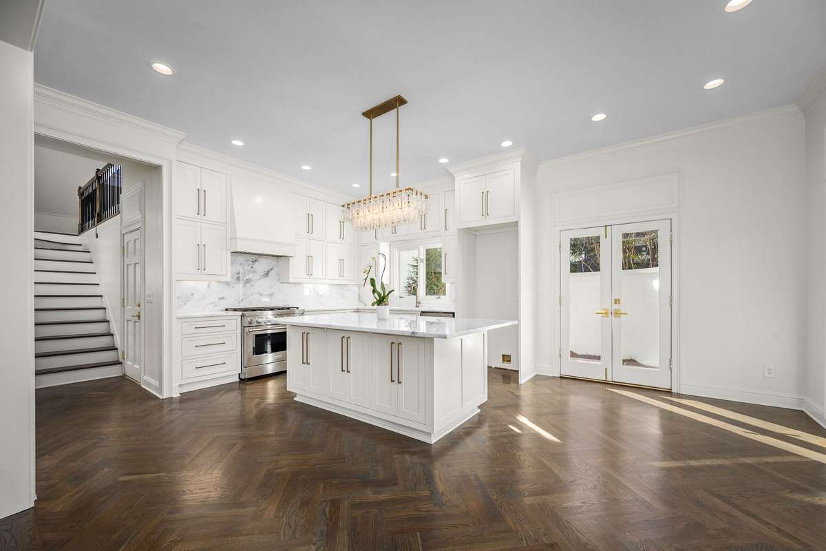 Large EAT - IN Kitchen with an abundance of Light!