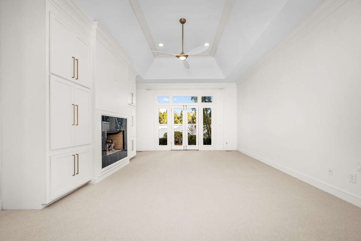 Owners Suite 14' Tray Ceilings 
Gas Fireplace
Wool Carpet & Custom Built-Ins