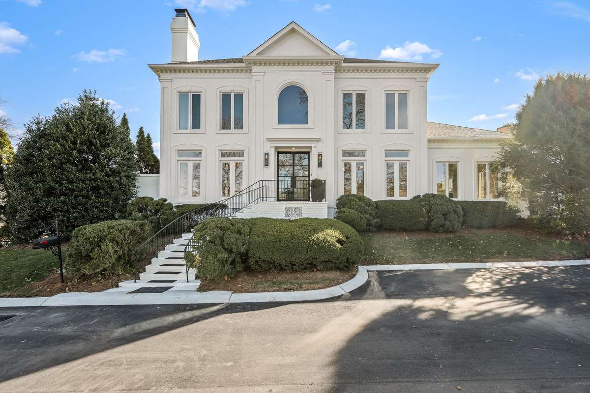 135 Abbottsford-  
Stunning, newly completed Renovation from Top to Bottom!