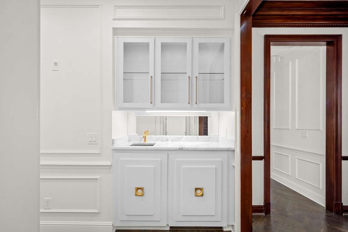 Coffee Bar / Wet Bar >>>>>> to Great Room/ Library>>>>>