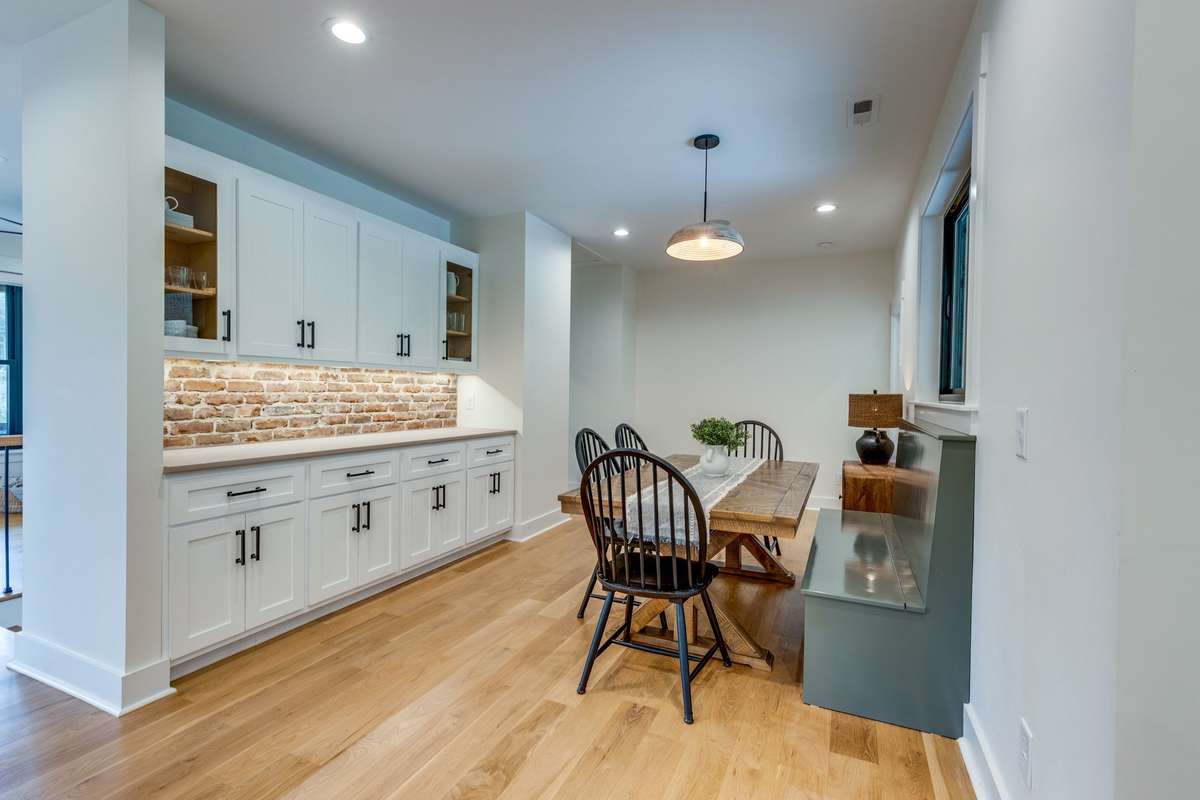 eat -in kitchen area