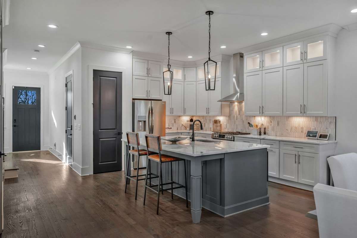 Your Gourmet Kitchen w Pantry and Island Seating