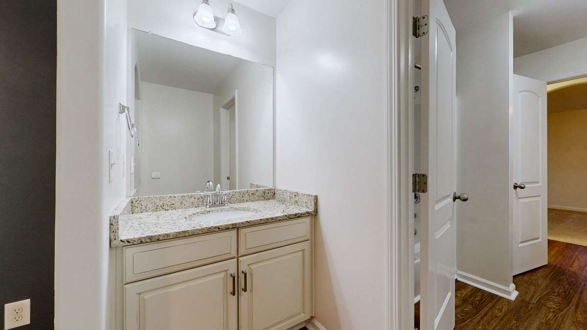 Jack and Jill Bathroom (Bedroom 3 & 4)
