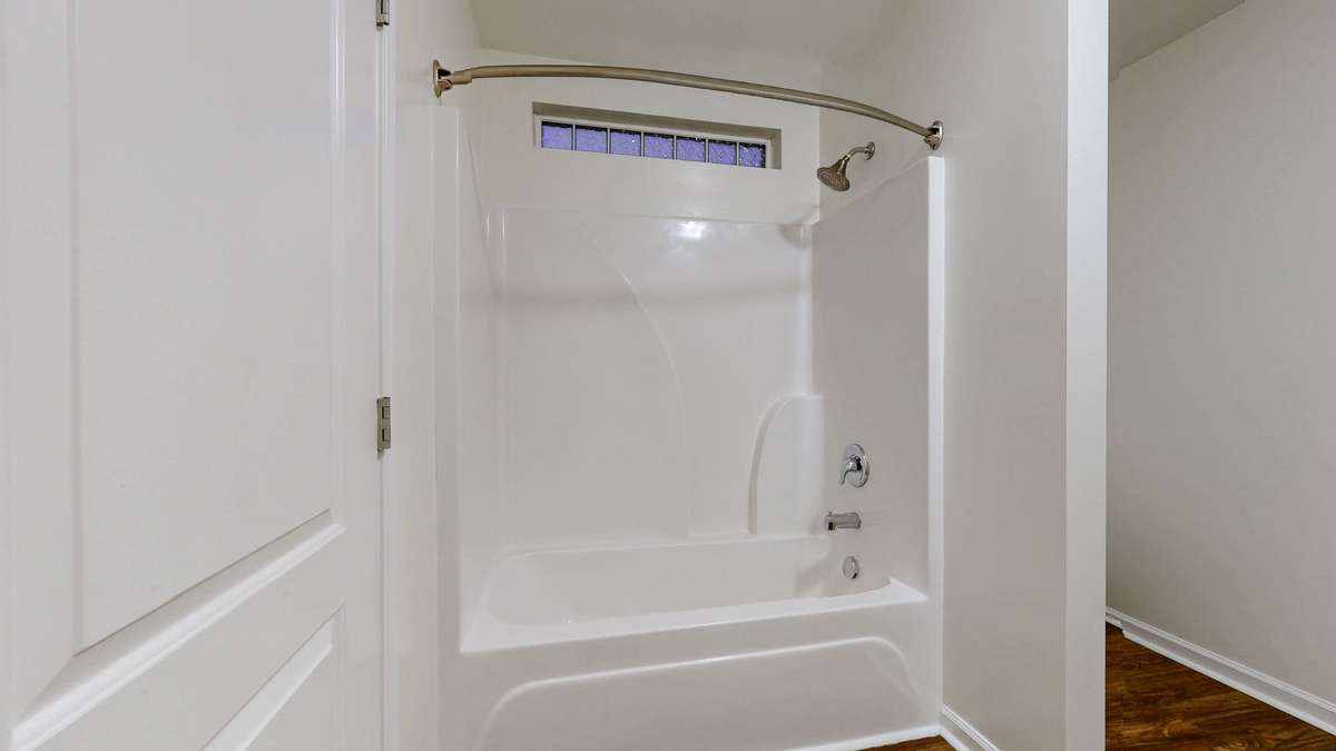 Jack and Jill Bathroom (Bedroom 3 & 4)