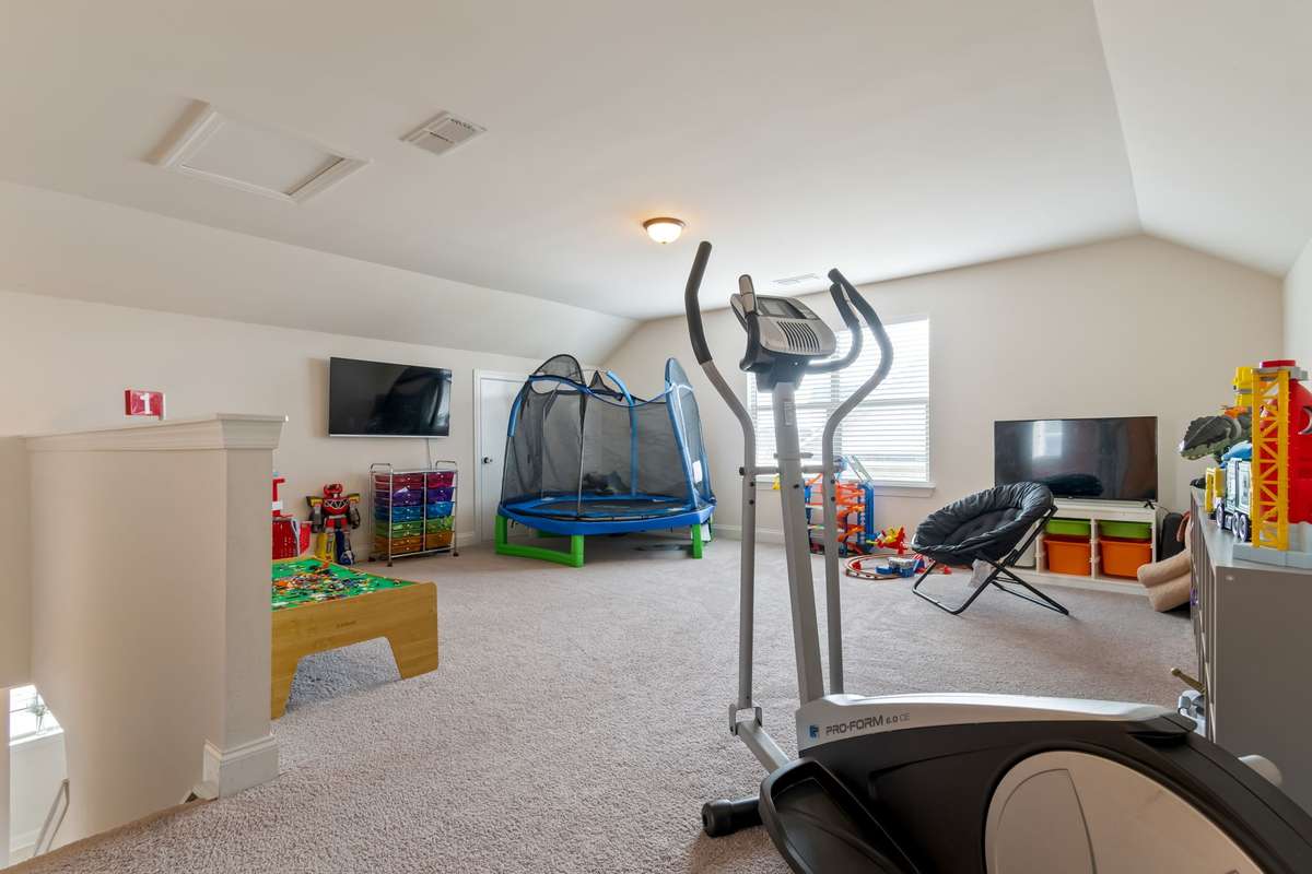 A large bonus room to use as you wish!