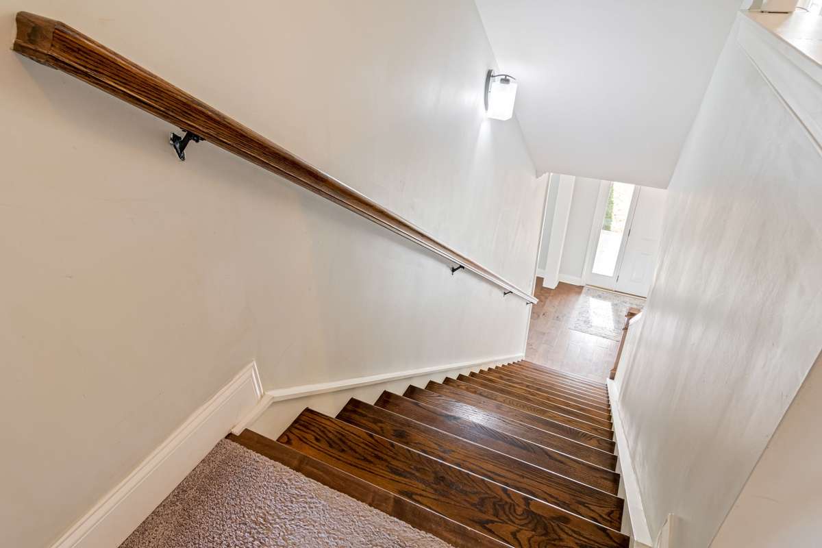 Let's go to the second floor and take a look!