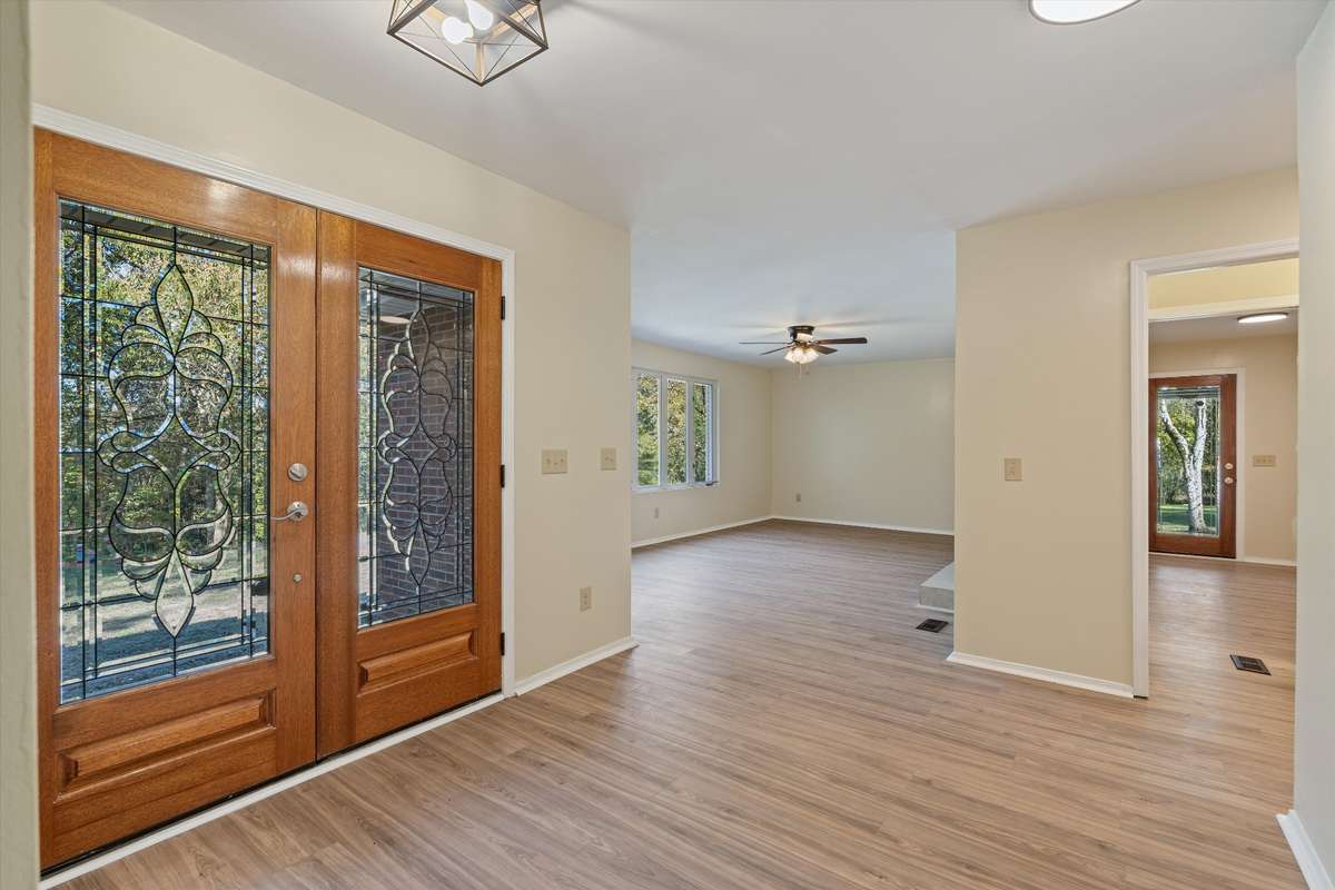 *FOYER* BRAND NEW LUXURY VINYL TILE FLOORS ALL THROUGHOUT THE HOME*
