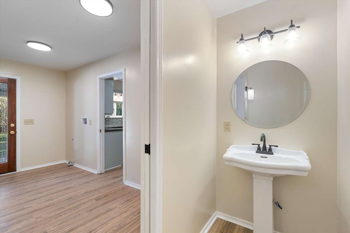 *HALF BATHROOM FOR GUESTS* ACCESS THROUGH THE HALLWAY OR MUDROOM*