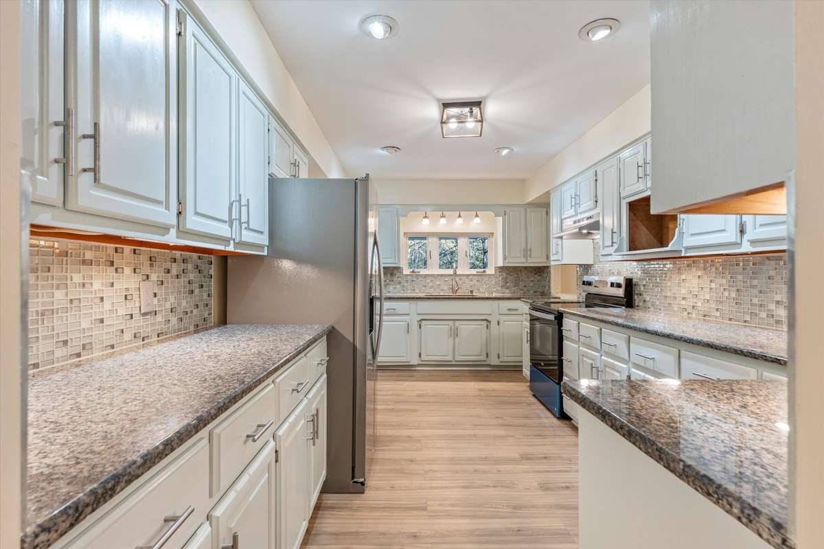 *MOTION SENSORED UNDER CABINET LIGHTING* TONS OF CABINET SPACE*