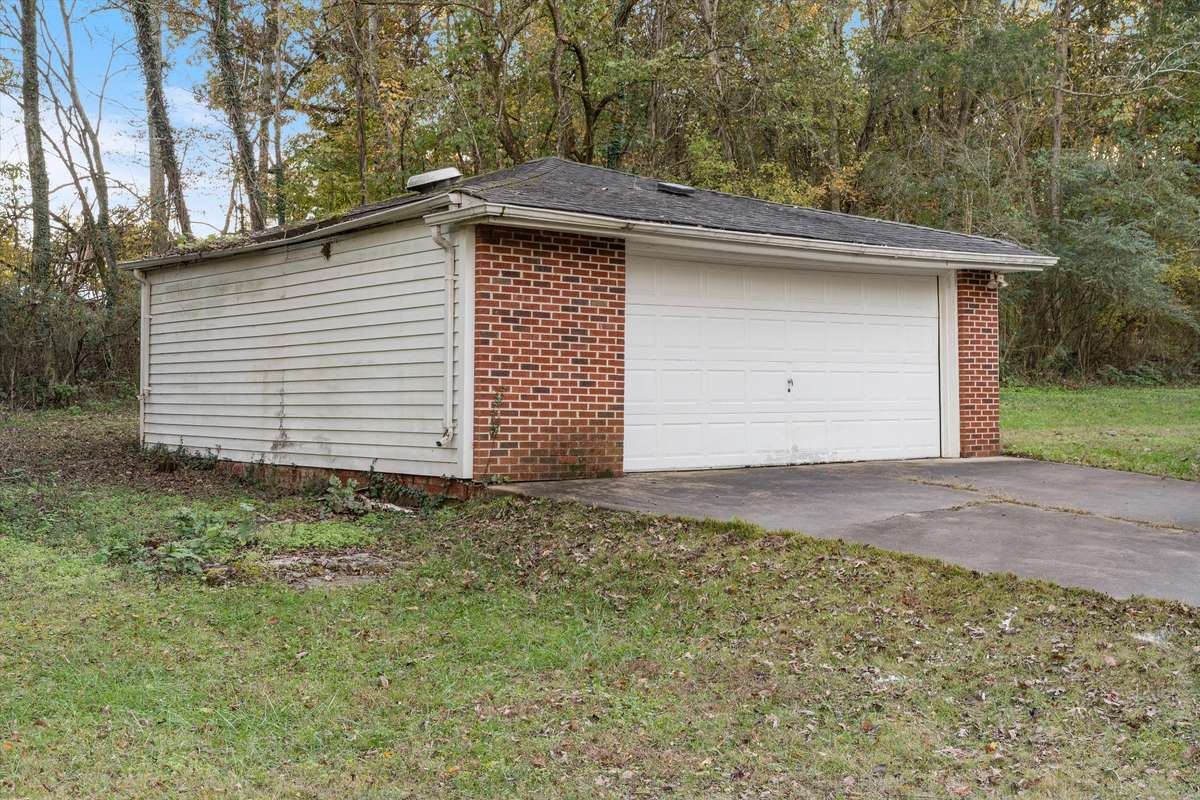 *DETACHED 2 CAR GARAGE*