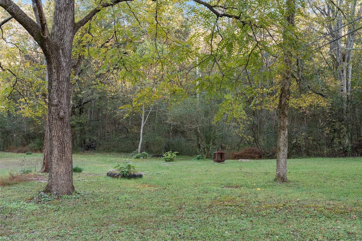 *LARGE, PRIVATE YARD*