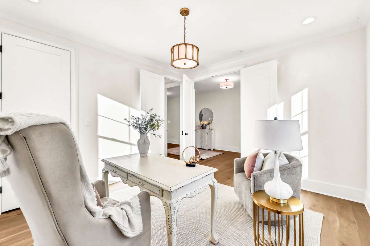 Natural light + walk in closet + full bath