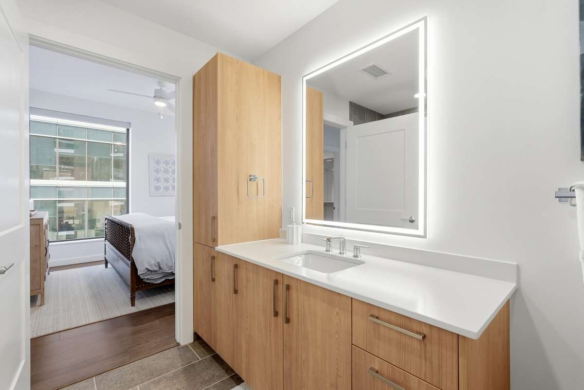 Shower/tub in 2nd bathroom and access from the bedroom and hallway.