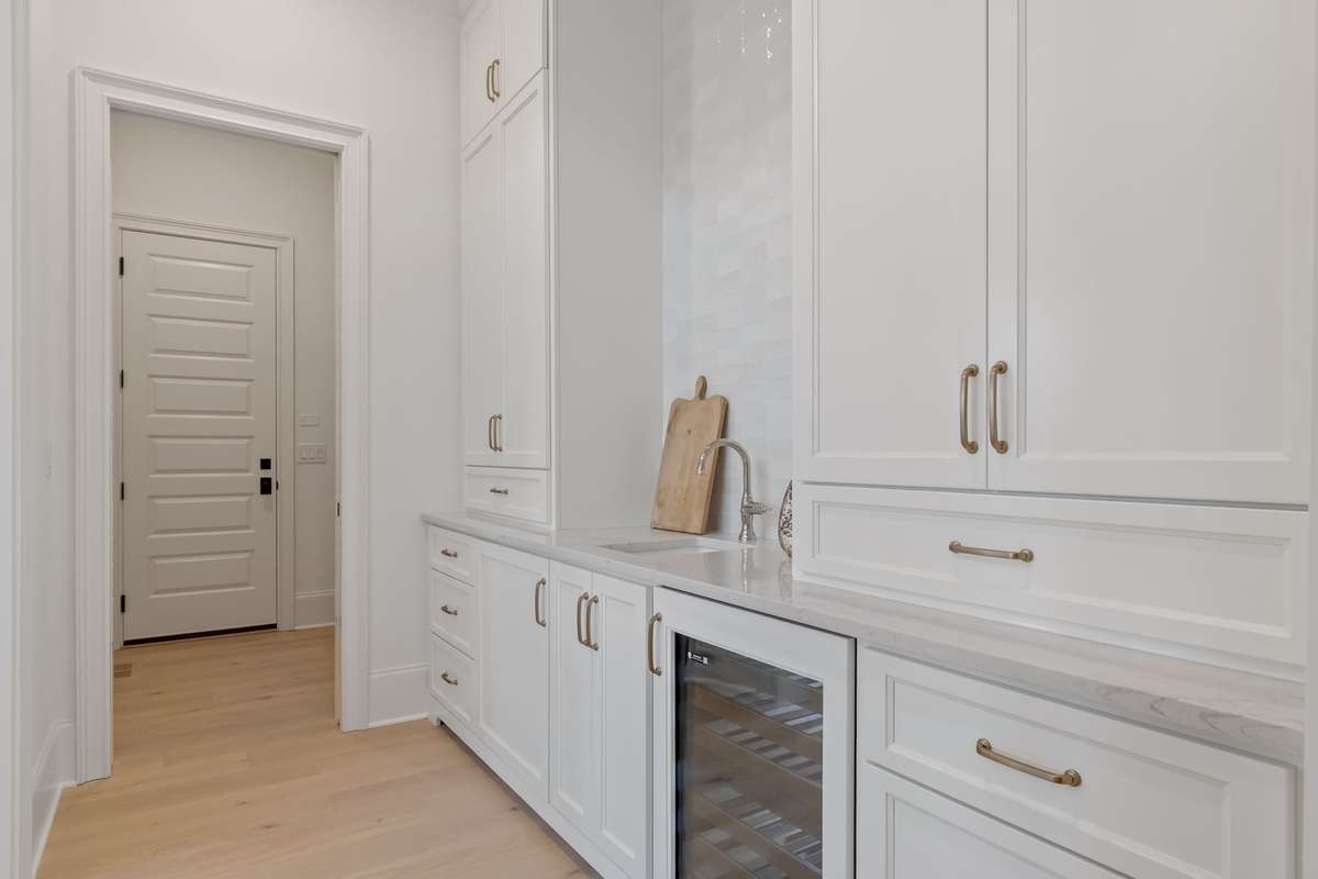 Wet Bar conveniently located next to the Dining Room