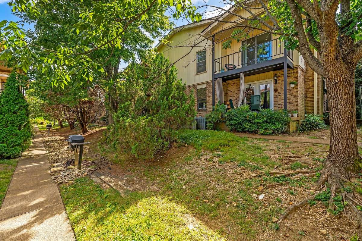 Gas grills are a one-minute walk away from the townhome. Sidewalks make it easy and pleasurable to stroll around the grounds.