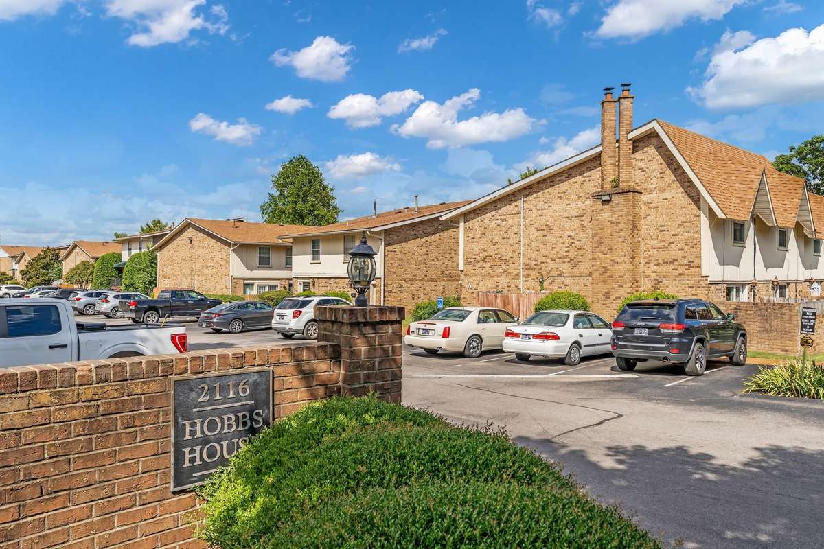 Hobbs House is perfectly located for strolling to all that Green Hills has to offer, with an impressive walk score of 78.