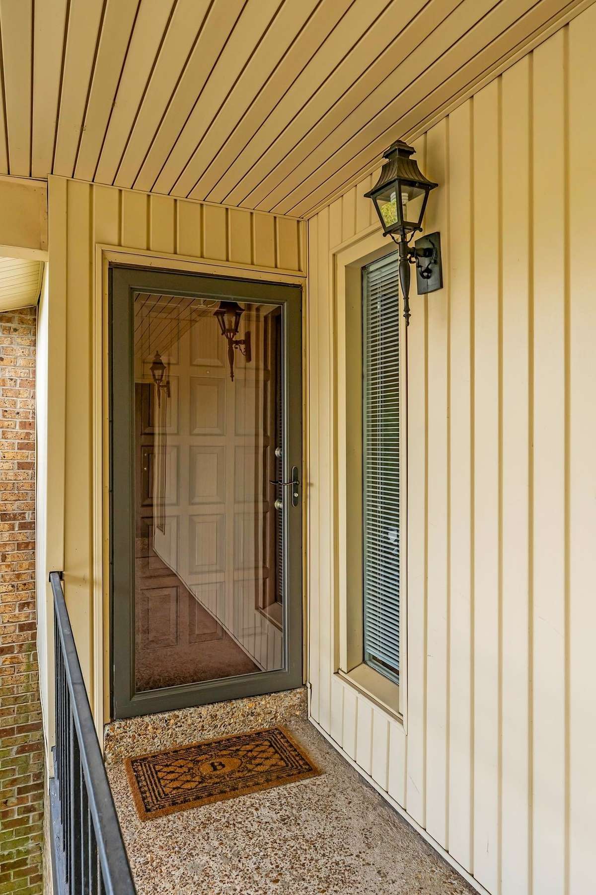 Welcome to this sweet little townhome!