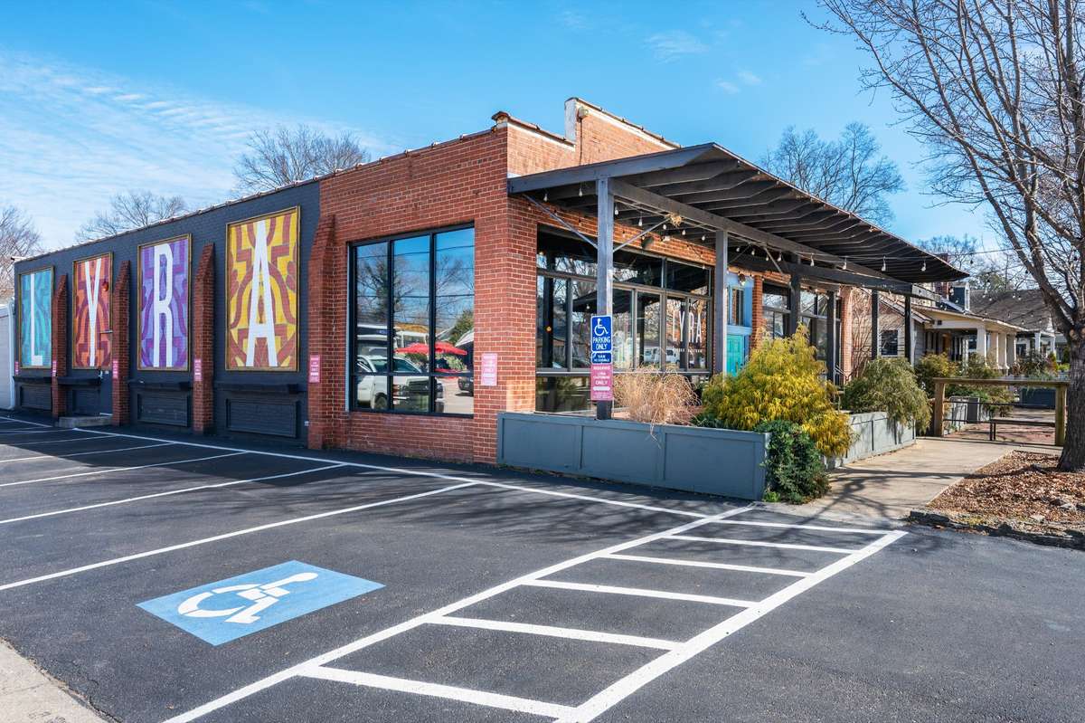 Minutes away from some of Nashville's favorite restaurants in the Historic Greenwood Neighborhood.