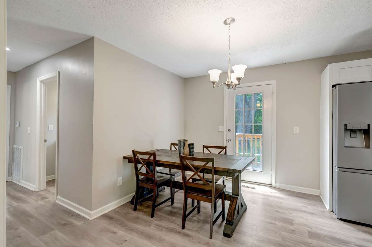 Dining area/eat-in kitchen