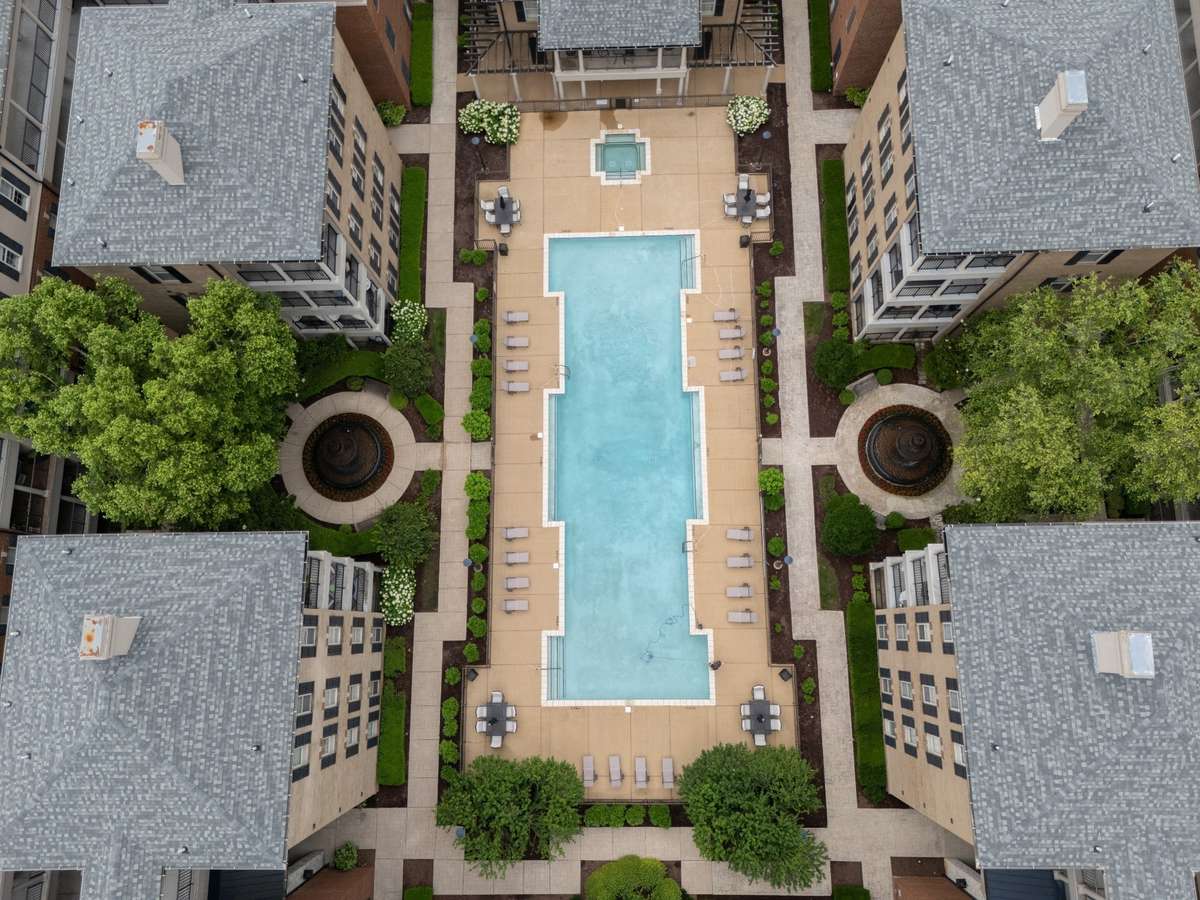 Stunning landscaping and resort style pool, spa and club house with work out facilities ... it's the St Martin's Square lifestyle you'll find no where else in Brentwood!