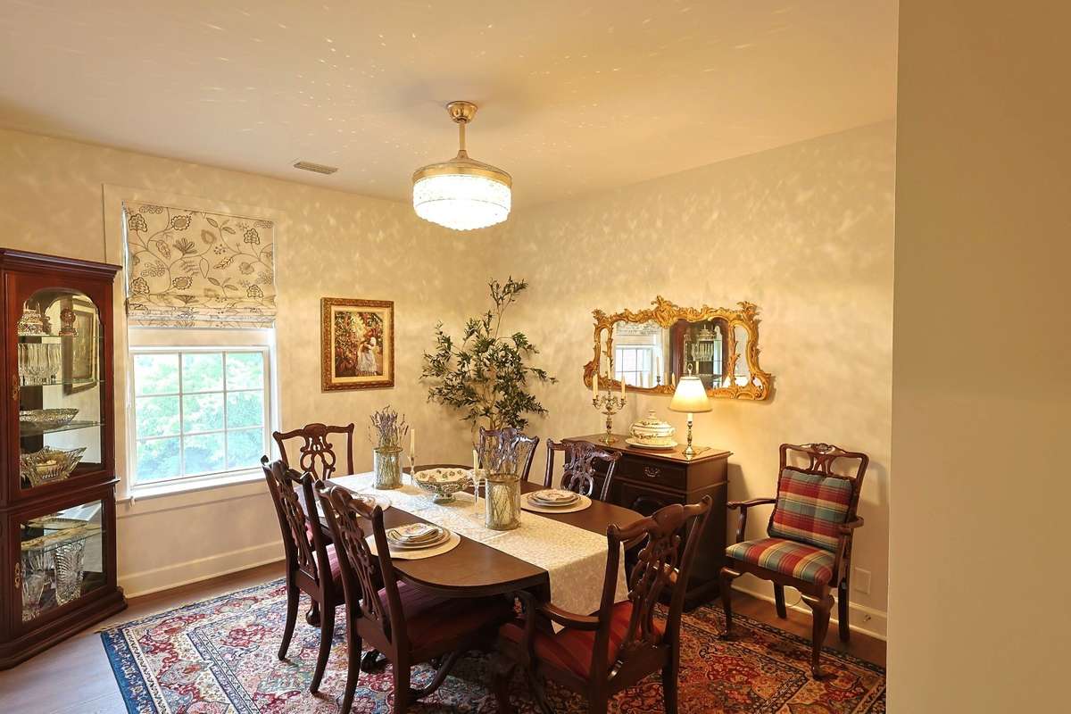 Homeowner has utilized 3rd bedroom as formal dining room.
