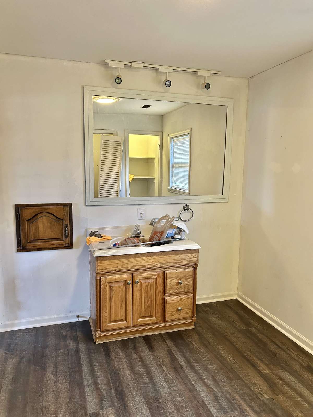 Full bath and utility room