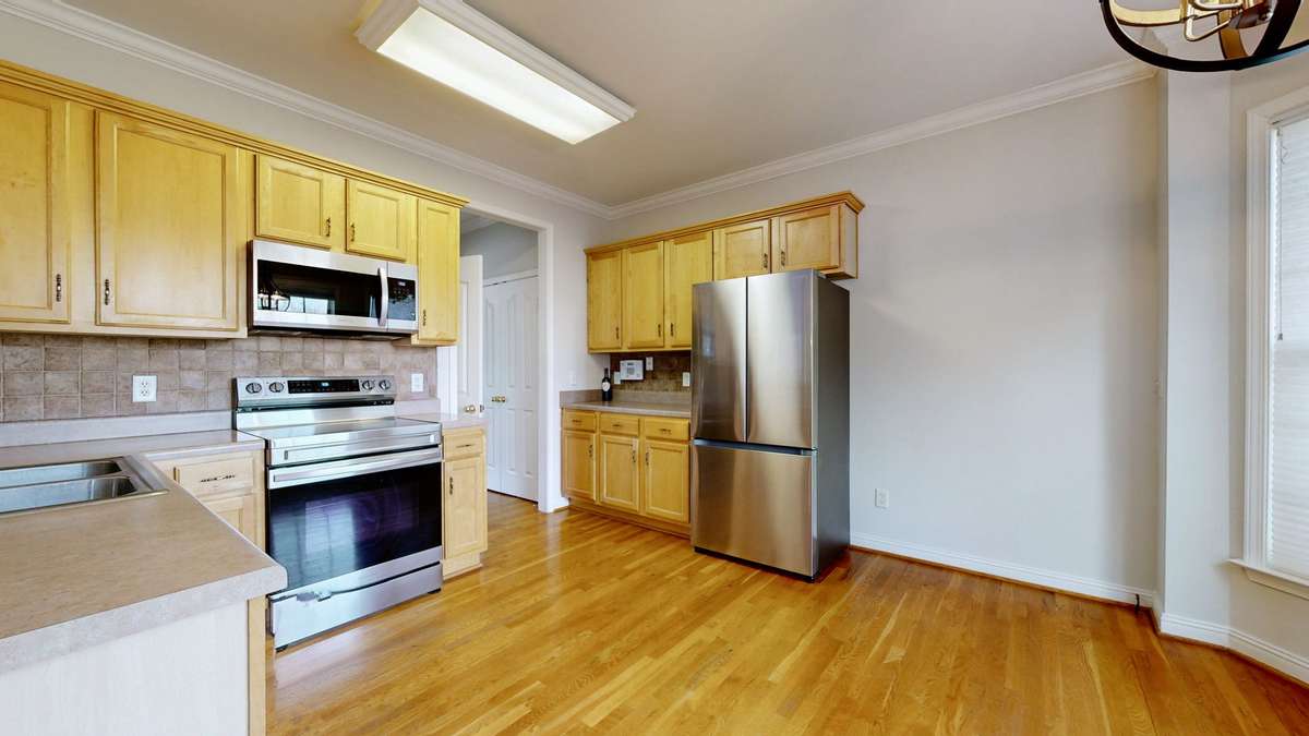 Such a spacious kitchen.  Brand new Samsung fridge and the Samsung stove and microwave are just a few years old.