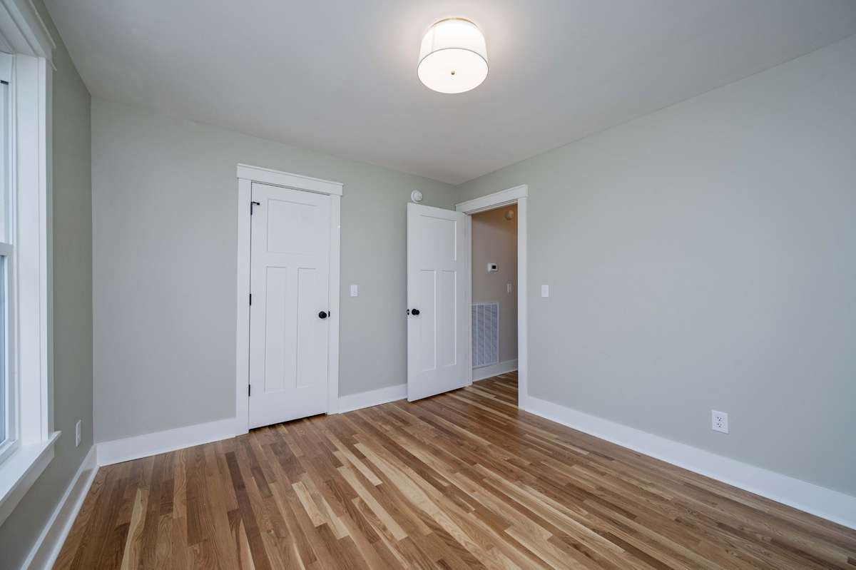 Guest bedroom w/closet.