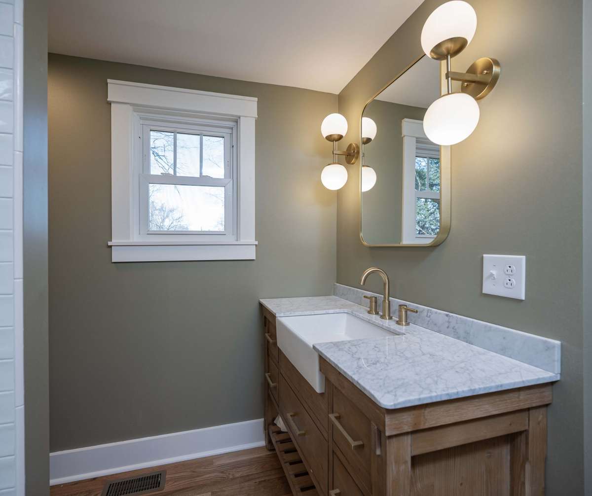 Farmhouse sink, mirror and double lighting